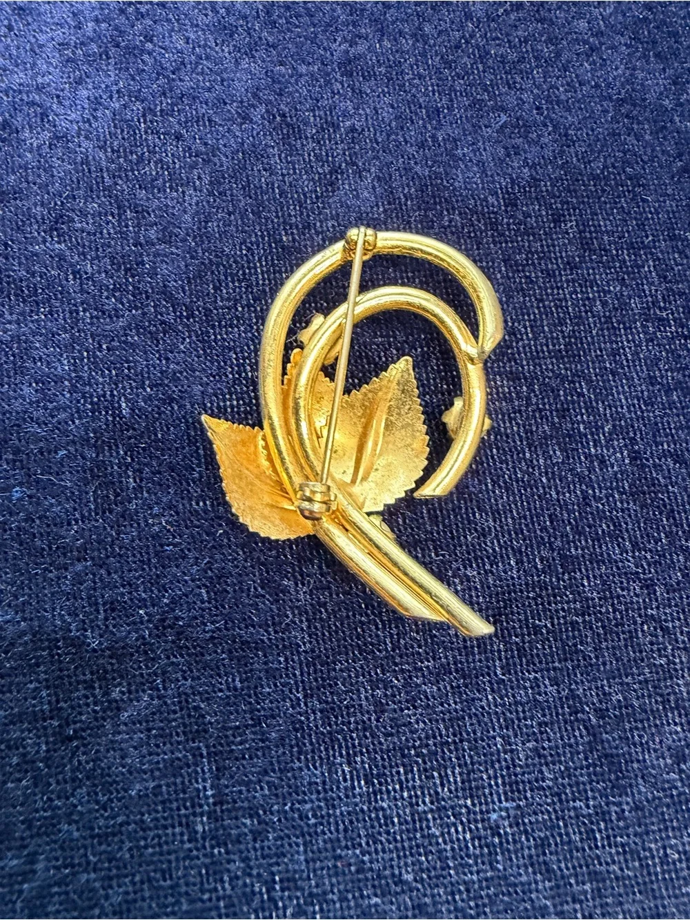 Vintage Pearl Gold Tone Leaf Circle Brooch
